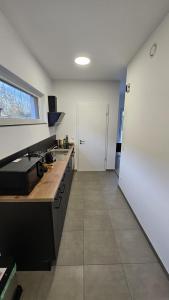una cucina con porta bianca e piano di lavoro di Ferienwohnung Hesse Ilsede a Ilsede