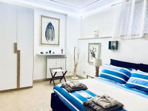 a bedroom with a bed with blue and white pillows at la Borghese in Rome