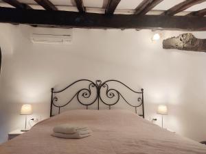 レッジェッロにあるPodere I Rovai-apt IL RIFUGIO- in the heart of Tuscanyのベッドルーム1室(ベッド1台、タオル2枚付)