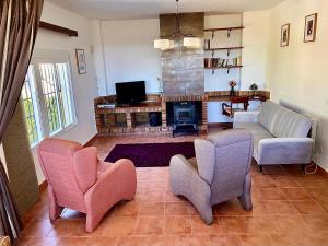 Beautiful Villa with huge private pool and vineyard view的休息区