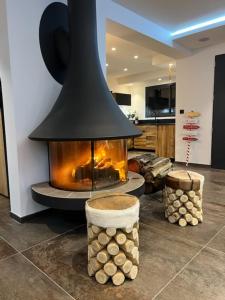 ル・デヴォリュイにあるchalet KAMS de luxe devoluyの暖炉付きのリビングルーム(丸太付)
