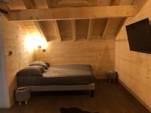 ル・デヴォリュイにあるchalet KAMS de luxe devoluyの木製の壁のベッドルーム1室(ベッド2台付)