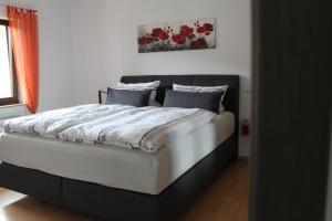 Un pat sau paturi într-o cameră la Ferienwohnung Siegel