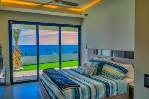 1 dormitorio con 1 cama y vistas al océano en Shangri-La Luxury Villa, en Puerto Peñasco