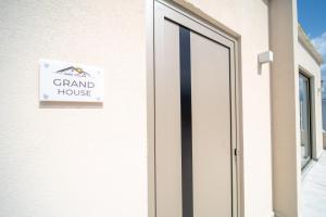 Fotografia z galérie ubytovania Grand House - Private Outdoor Jacuzzi - Sleeps 6 v Hersonissose