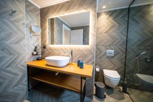 Kúpeľňa v ubytovaní Grand House - Private Outdoor Jacuzzi - Sleeps 6