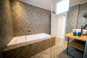 Kúpeľňa v ubytovaní Grand House - Private Outdoor Jacuzzi - Sleeps 6