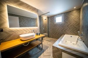 Kúpeľňa v ubytovaní Grand House - Private Outdoor Jacuzzi - Sleeps 6