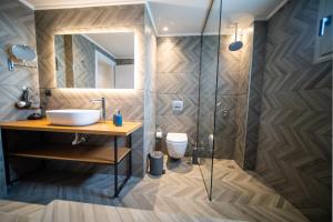 Kúpeľňa v ubytovaní Grand House - Private Outdoor Jacuzzi - Sleeps 6