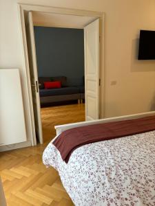 Posteľ alebo postele v izbe v ubytovaní NAPOLIFOREVER Chiaia APARTMENT