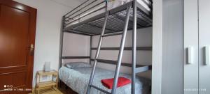 バリャドリッドにあるApartamento DISFRUBON vut 47-56のベッドルーム1室(二段ベッド1組、赤い枕付)