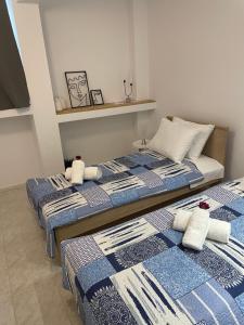 twee bedden naast elkaar in een slaapkamer bij Olive View Villa in Dhíkella