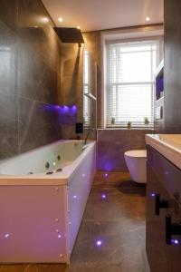 ウェイマスにあるSmart Tvself Check-in2mins To Weymouth Beachの浴槽、トイレ、洗面台を備えたバスルーム