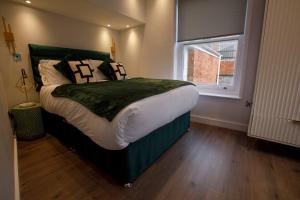 ウェイマスにあるSmart Tvself Check-in2mins To Weymouth Beachの大きなベッドと窓のある寝室