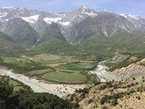 uma vista aérea de um vale de montanha com um rio em Apartment Shkodra em Shkodër