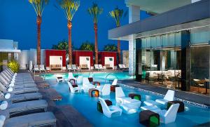 拉斯维加斯Palms Place Hotel StripView with Open Balcony -23的酒店游泳池设有白色椅子和棕榈树