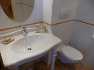 アンティーブにあるChambre d'hôtes "La Bastide des Eucalyptus"のバスルーム(白い洗面台、トイレ付)