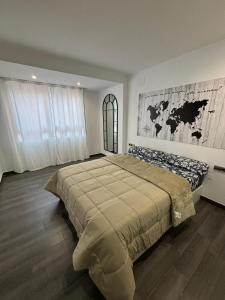 - une chambre avec un grand lit et une carte murale dans l'établissement Increíble piso céntrico, à Gandía