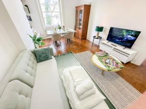 a living room with a couch and a television at Captivating 2-Bed Flat in Maida Vale near Abbey Road in London