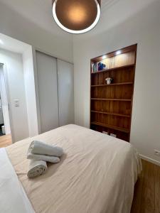 1 dormitorio con 1 cama con 2 toallas en Vieil Antibes Apartment with AC 320m from Beach en Antibes