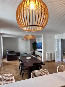 comedor y sala de estar con mesa y sillas en Grand Appartement ultra moderne Plein Centre, plage à pieds, avec parking, en Concarneau