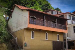 ein Haus mit einem Balkon an der Seite in der Unterkunft Mansão do Picão in Rio de Janeiro