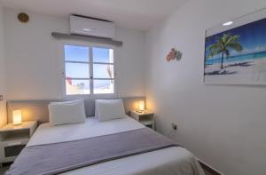 una camera da letto con un letto con due lampade e una finestra di Mirador Balcon del Atlantico y piscina privada ad Adeje