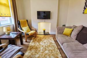 a living room with a couch and a tv at Kenrick Street Affordable Convenient 2 Bedroom House Central Location Sleeps 6 NG4 Postcode in Nottingham