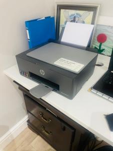 una impresora sobre un escritorio con ordenador portátil en Northwood Manor, en Gqeberha