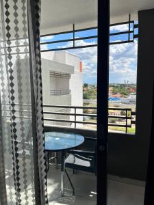balcone con vista, tavolo e finestra. di DMN City Junction Apartment a Windhoek