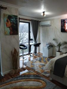 salon z łóżkiem i dywanem w obiekcie Апартамент за гости Боляри 2 w mieście Welingrad