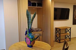 un jarrón colorido sentado sobre una mesa en Apartamento en la Roma Sur, céntrico, bellísimo., en Ciudad de México