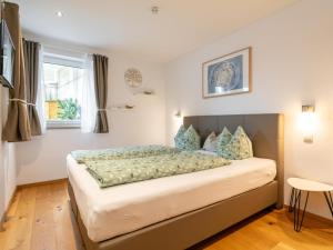 een slaapkamer met een groot bed met blauwe kussens bij Ralser in Hopfgarten im Brixental