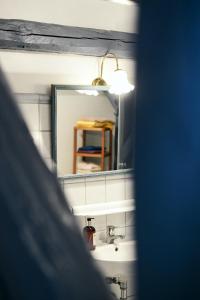 a bathroom with a sink and a mirror at Ferienhaus Falkenlust (Hausteil Scheune) in Haundorf
