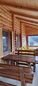 uma cabina de madeira com bancos e janelas em Brvnara Gradišnjica em Andrijevica