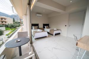Posteľ alebo postele v izbe v ubytovaní Imperial House - Hersonissos Center - Sleeps 8