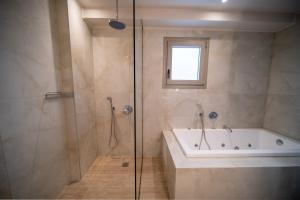 Kúpeľňa v ubytovaní Imperial House - Hersonissos Center - Sleeps 8