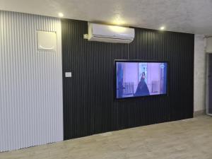 a flat screen tv on a wall in a room at סוויטת מלכת המפרץ אילת in Eilat