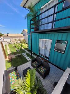 einem Luftblick auf ein Gebäude mit einer Terrasse in der Unterkunft Eco Loft Brisa do Mar in Cabo Frio