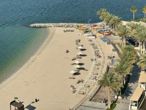 una vista aérea de una playa con personas y sombrillas en Luxury private sea view room, en Abu Dabi