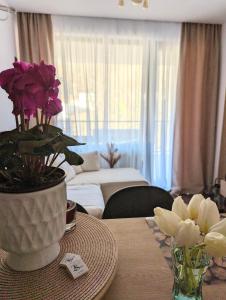 uma sala de estar com uma mesa com flores em 2 Sweet Renew 