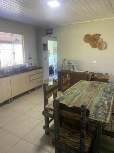 uma cozinha com uma mesa de madeira num quarto em Casa em Pontal do Paraná em Pontal do Paraná