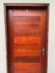 uma porta de madeira num quarto com em Promoção especial do mês de março em Itanhaém em Itanhaém