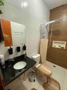 een badkamer met een wastafel, een toilet en een douche bij Promoção especial do mês de março em Itanhaém in Itanhaém