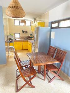 eine Küche mit einem Holztisch und 2 Stühlen in der Unterkunft Appartement vue sur mer Résidence Marsa M’diq in Mʼdik