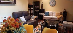 ein Wohnzimmer mit Sofa und Tisch in der Unterkunft El capricho de Susana in Santillana del Mar