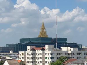 un bâtiment avec une tour d'horloge dans une ville dans l'établissement Wellness Mansion Hotel, à Dusit