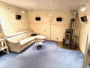 ein Wohnzimmer mit einem Sofa und einem TV in der Unterkunft Ferienwohnung Michels in Bernkastel-Kues