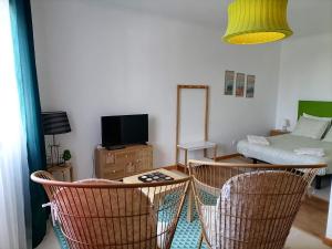 sala de estar con 2 sillas y 1 cama en Sweet Calhetas en Ribeira Grande