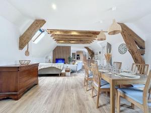 eine Küche und ein Wohnzimmer mit einem Tisch und Stühlen in der Unterkunft PARENTHESE - Bagnères-de-Bigorre in Bagnères-de-Bigorre